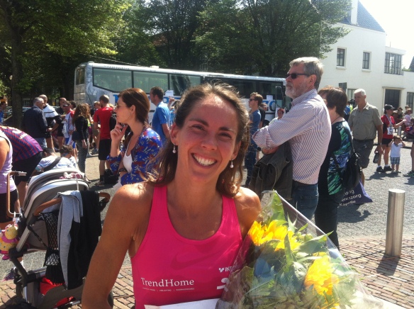 Anjoilie Engels, de winnares van de halve marathon, moest snel door naar Duitsland en stond daarom niet op het podium.